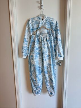 Blue and White Toile Print Lounge Set